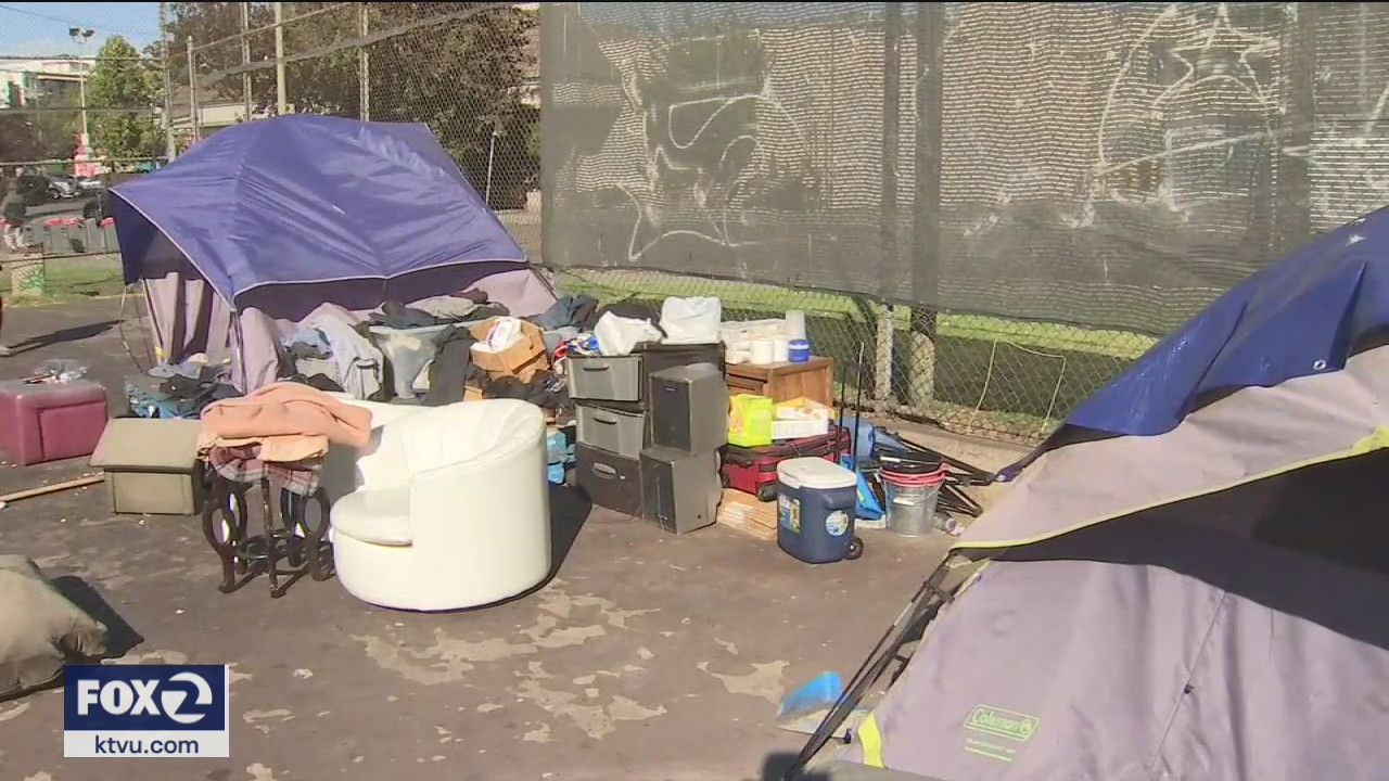 Homeless encampment takes over Oakland tennis courts, neighbors complain