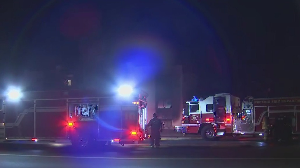 10 people displaced, 2 dogs die in apartment fire near 35th Avenue and Dunlap