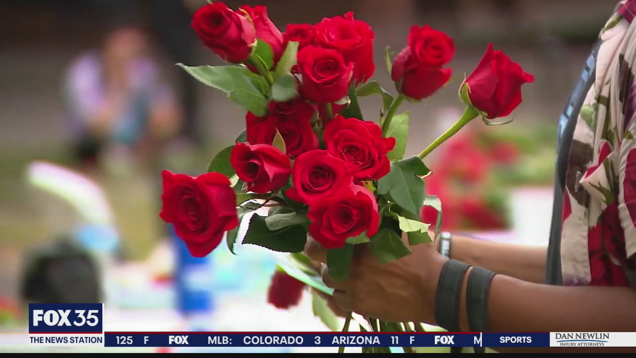 1,000 roses event honors those killed in police killings