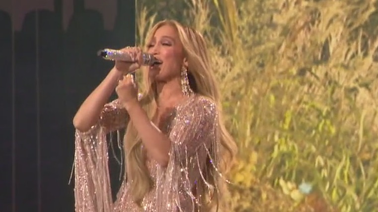 SoFi Stadium hosts concert feat. H.E.R., Selena Gomez, Jennifer Lopez with fans in the stands