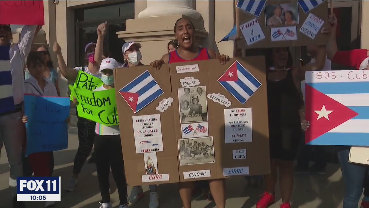 Demonstrators in LA show support for Cuba