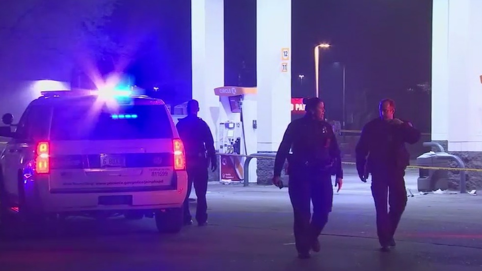 Phoenix PD: One dead, one injured in gas station shooting