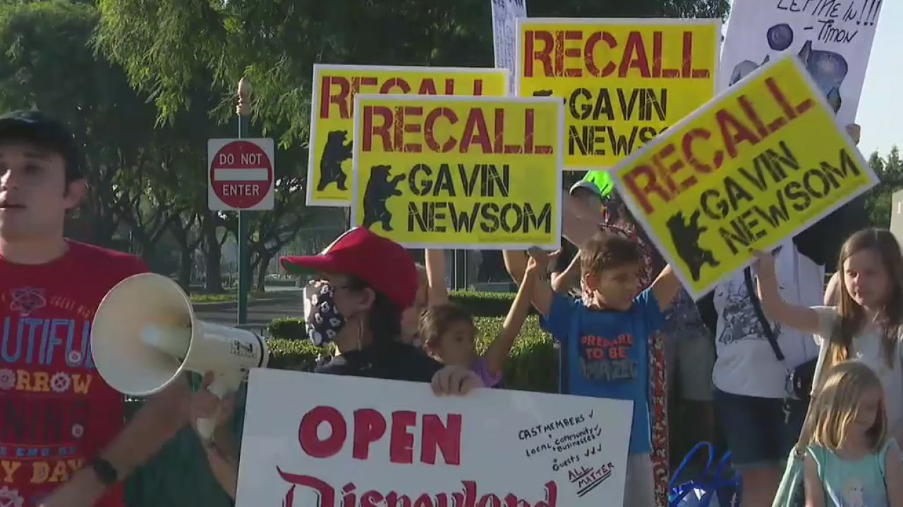 Rally held in Orange County to reopen Disneyland