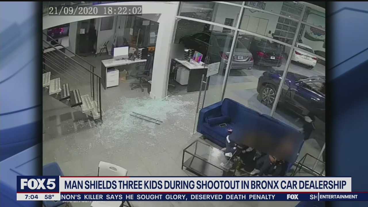 Father shields children from gunman