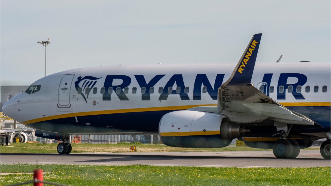 Girl, 6, saved the day on flight after noticing mom had stroke during takeoff