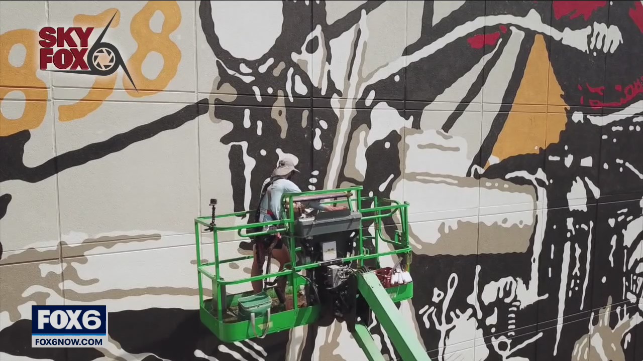 Schlitz Park's mural 10,000 'largest by far'