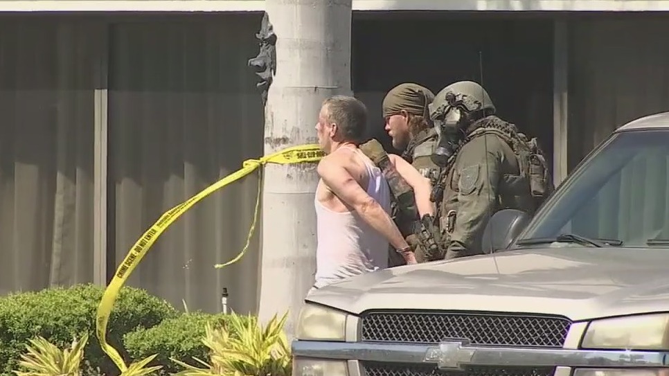 Hotel standoff ends with suspect in custody