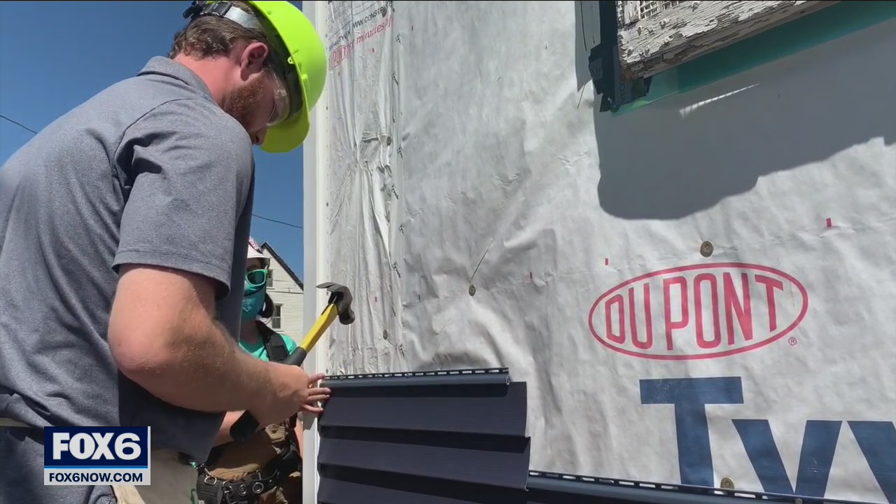 Brewers' Brandon Woodruff builds with Habitat