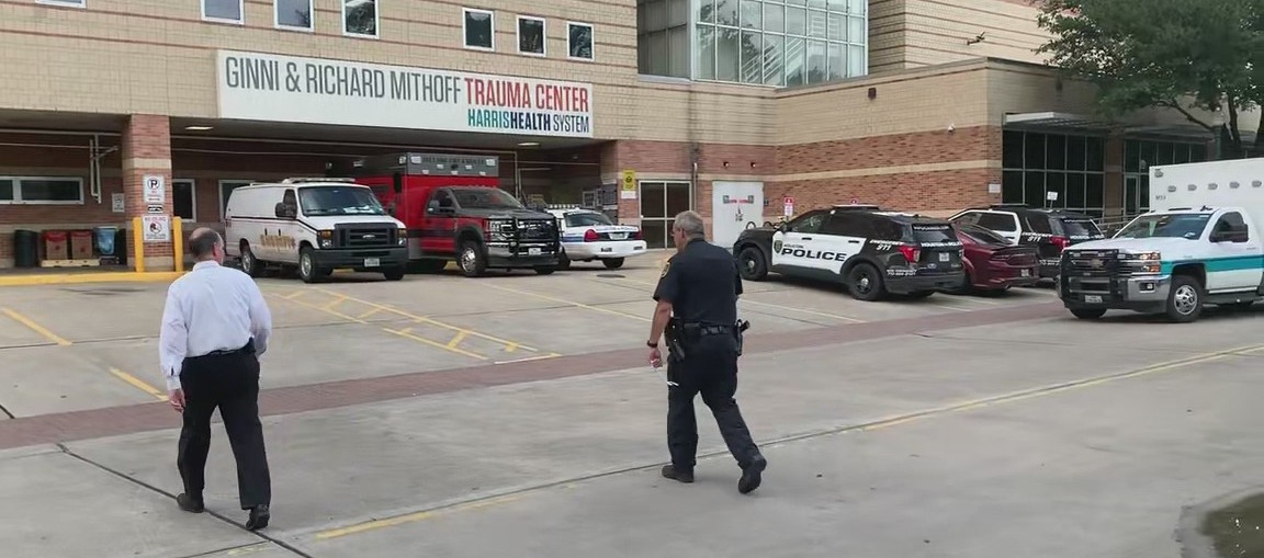 Harris Co. Deputy shot in the hand by suspect who tried to take his gun at Ben Taub hospital, authorities say
