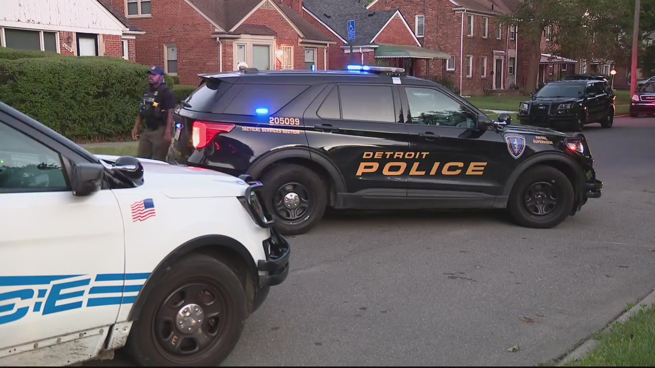 Suspected barricaded gunman surrenders in Detroit