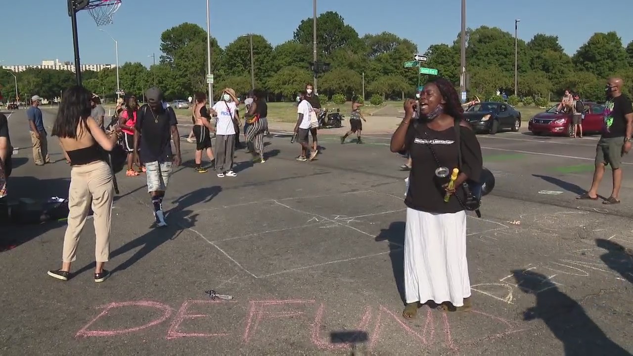 Police free zone sets up on Jefferson briefly in Detroit with defund message
