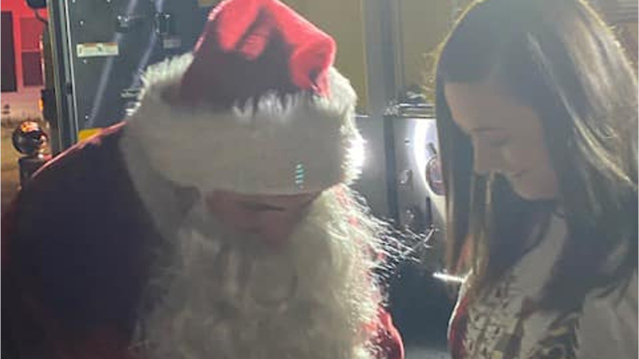 Firefighter dressed as Santa proposes girlfriend on Christmas Eve