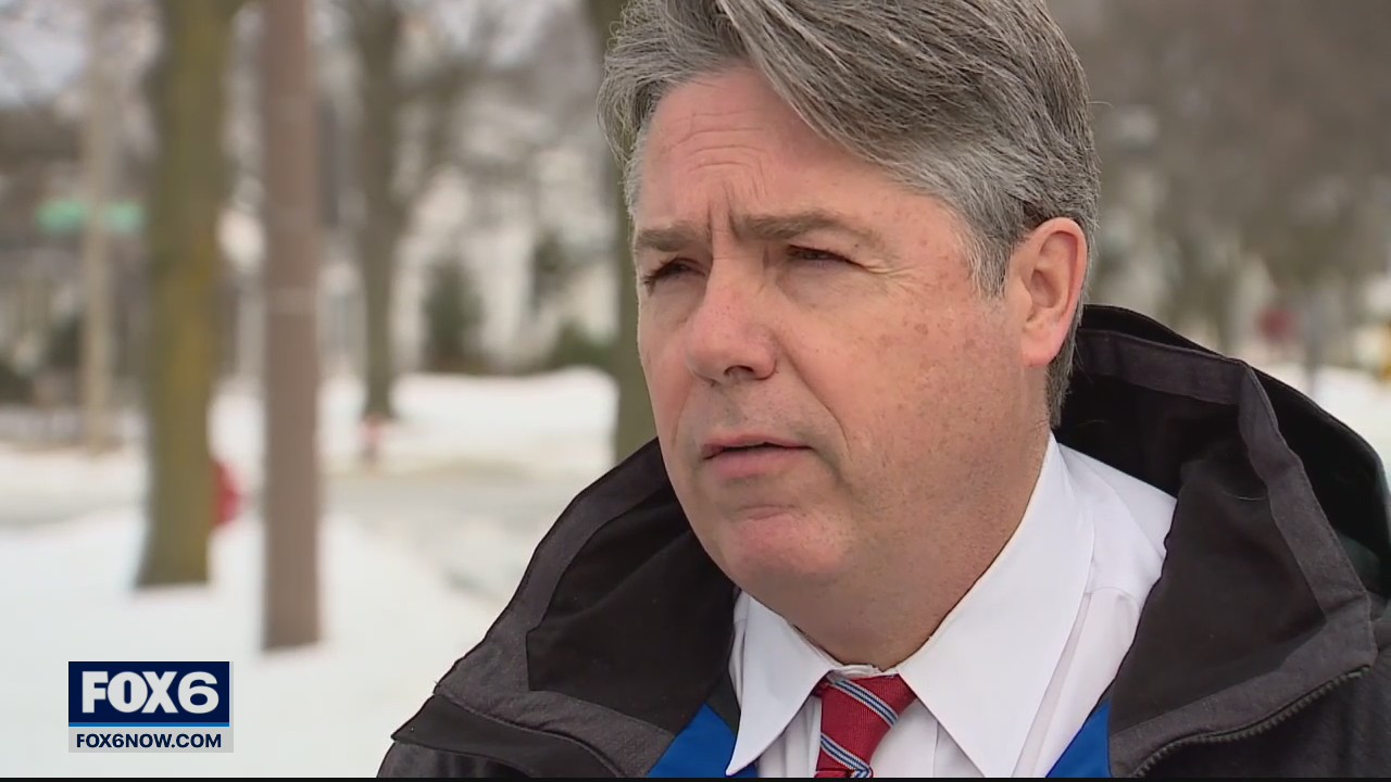 Driver crashes into utility pole while fleeing from police, 3 in custody