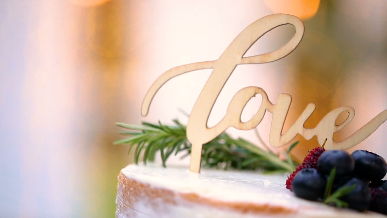 Couple's DIY wedding cake only cost $50