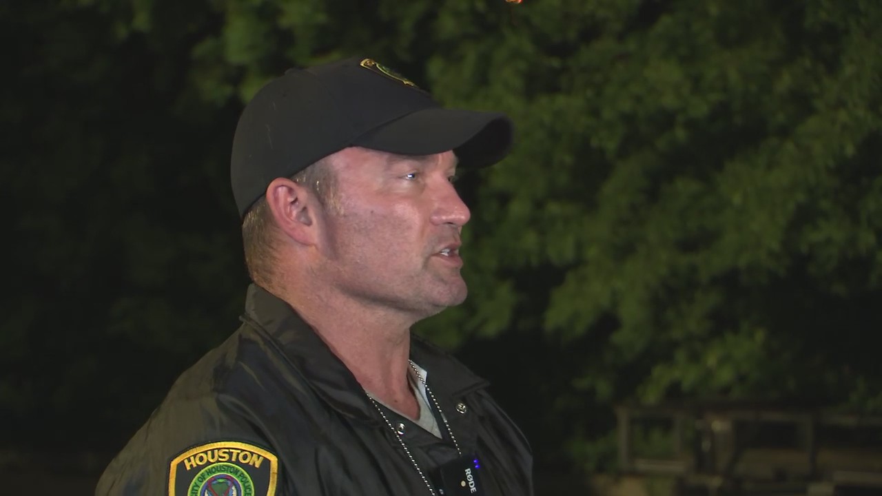 Houston Police Department detail tiger rescue