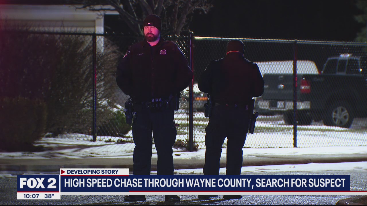 High speed chase leave police searching for burglary suspects