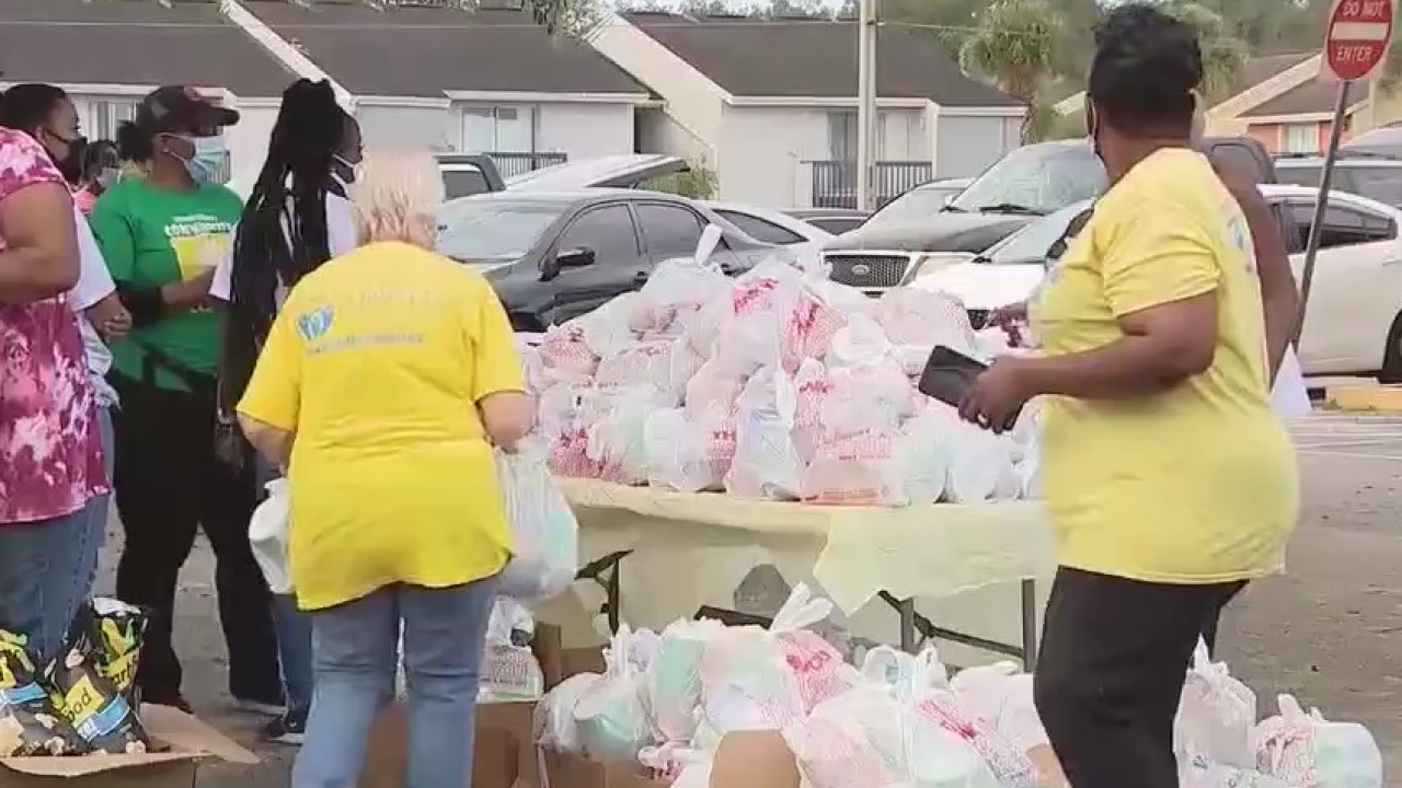 Thanksgiving food giveaway in Pine Hills