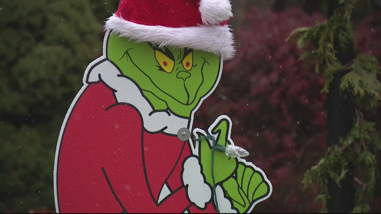Suspects caught on camera cutting Christmas lights in Shelby Twp. neighborhood