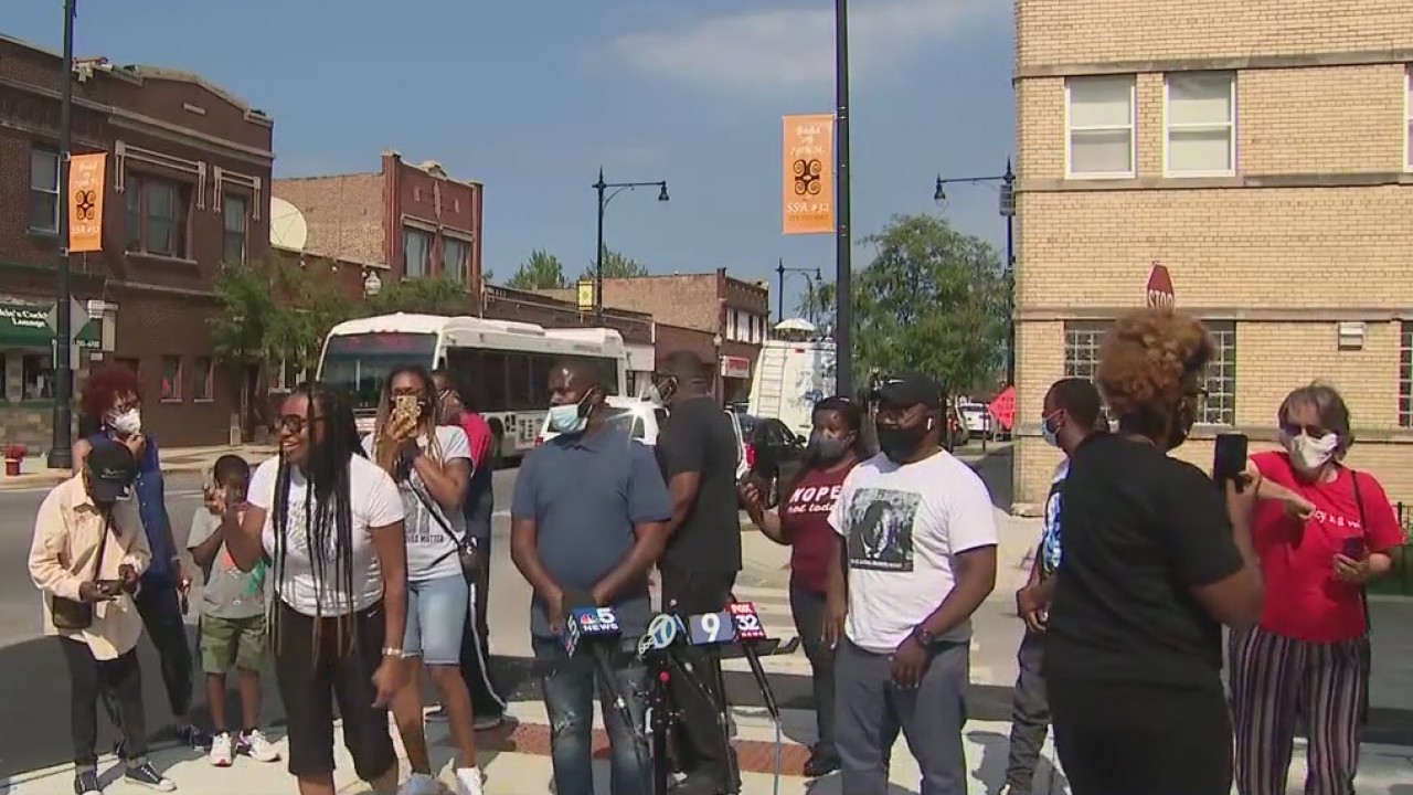 Chicago activist groups sue to bar federal agents from protest duties