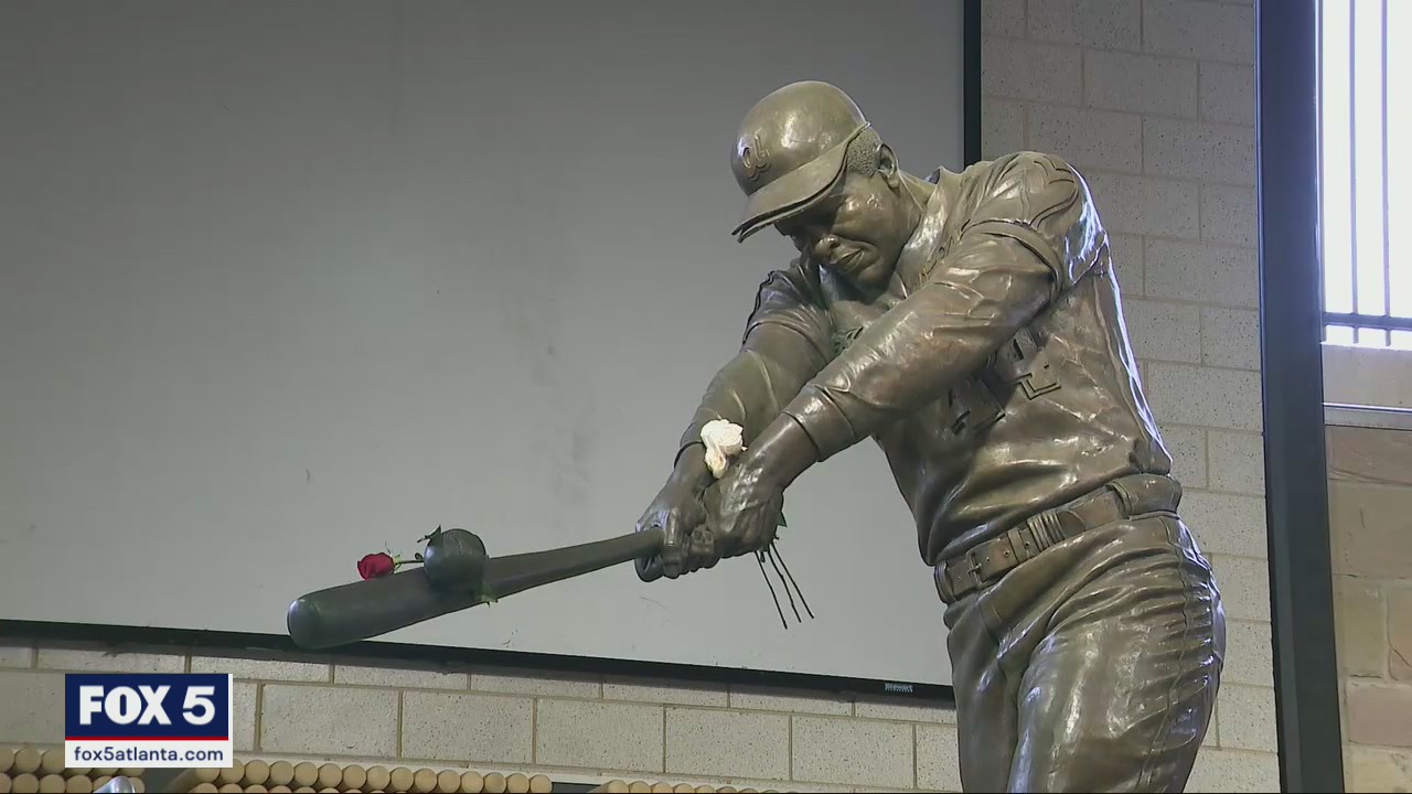 Fans flock to Truist Park to honor Hank Aaron