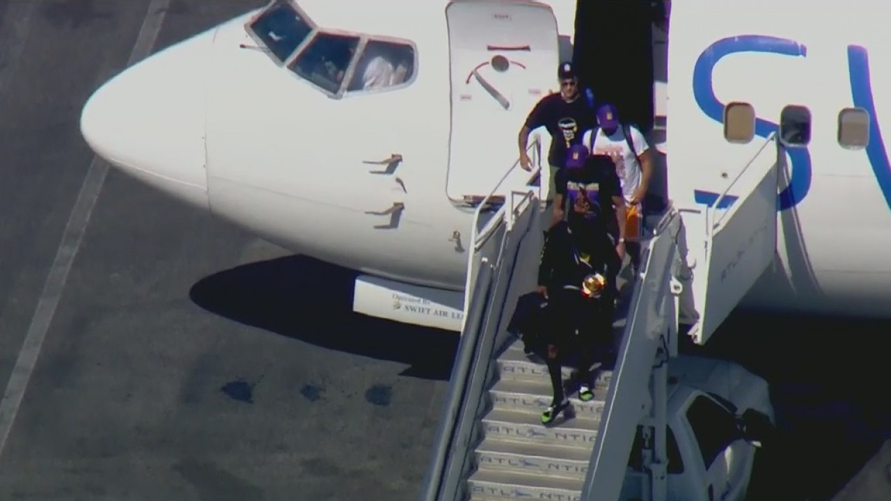 Lakers arrive back at LAX