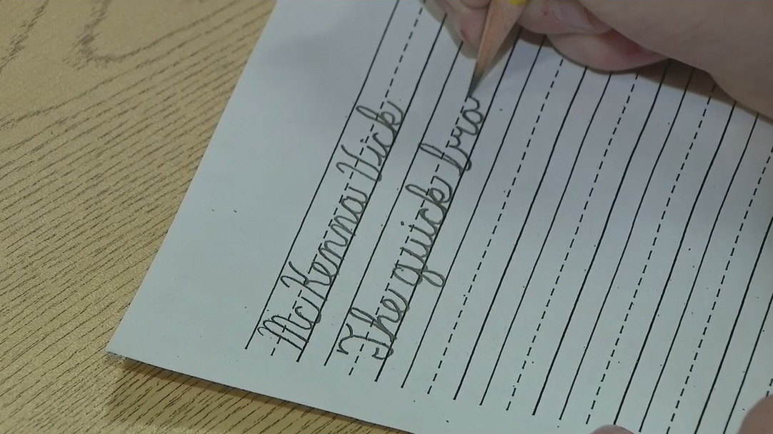 Scottsdale school students get cursive lessons from 91-year-old woman