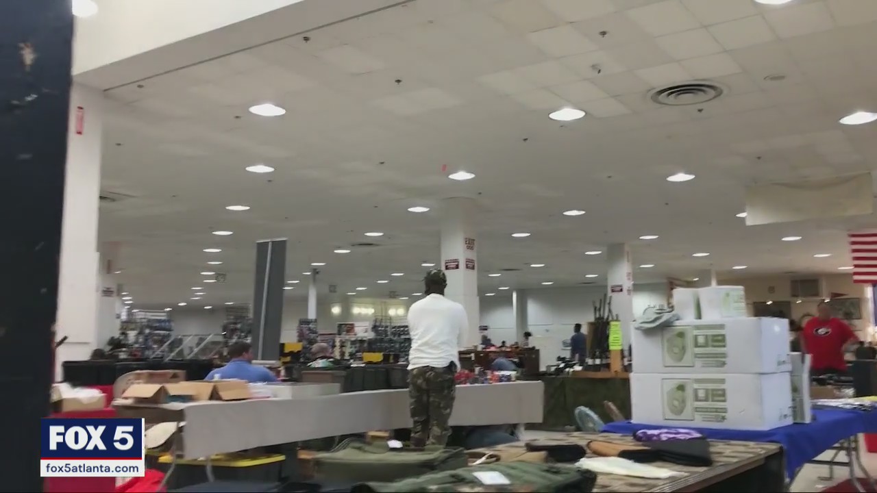 Vendor accidentally fires weapon at Atlanta gun show