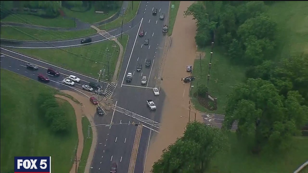 Massive water main break shuts down Rockville Pike southbound lanes in North Bethesda