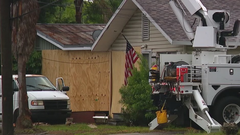 Police: Driver killed after crashing into Orlando home