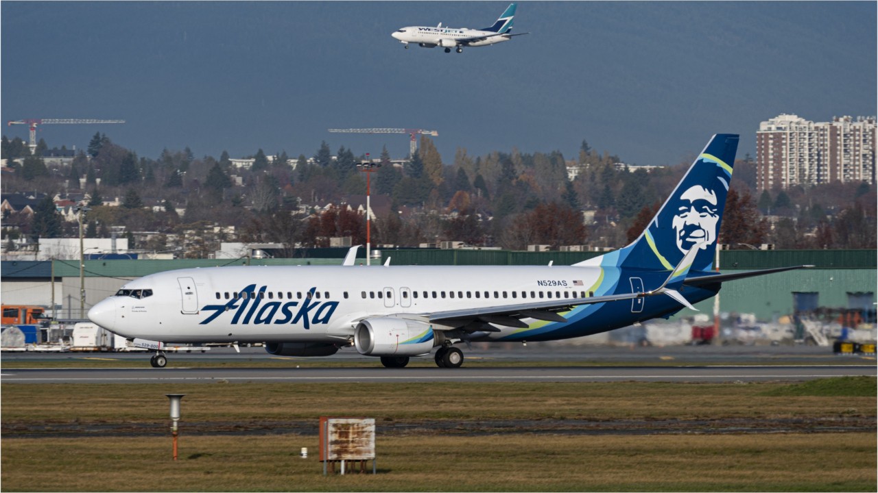 Alaska Airlines flight attendant sings ‘Twelve Days of Christmas’ to passengers on delayed flight