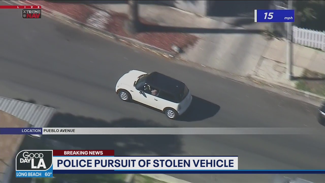 Suspect in police pursuit switches vehicles