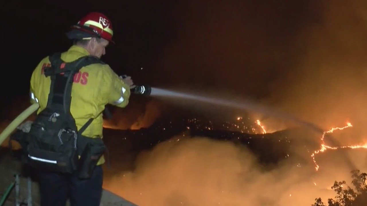 Wildfire threatens homes in Redlands