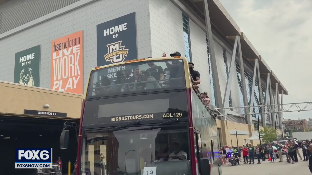 Bucks fans try to get sneak peek at team