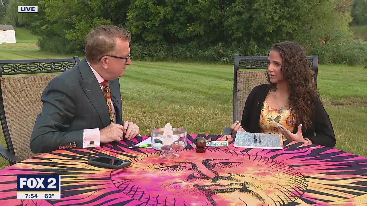 'Rosie the reader,' 18-year-old Psychic medium