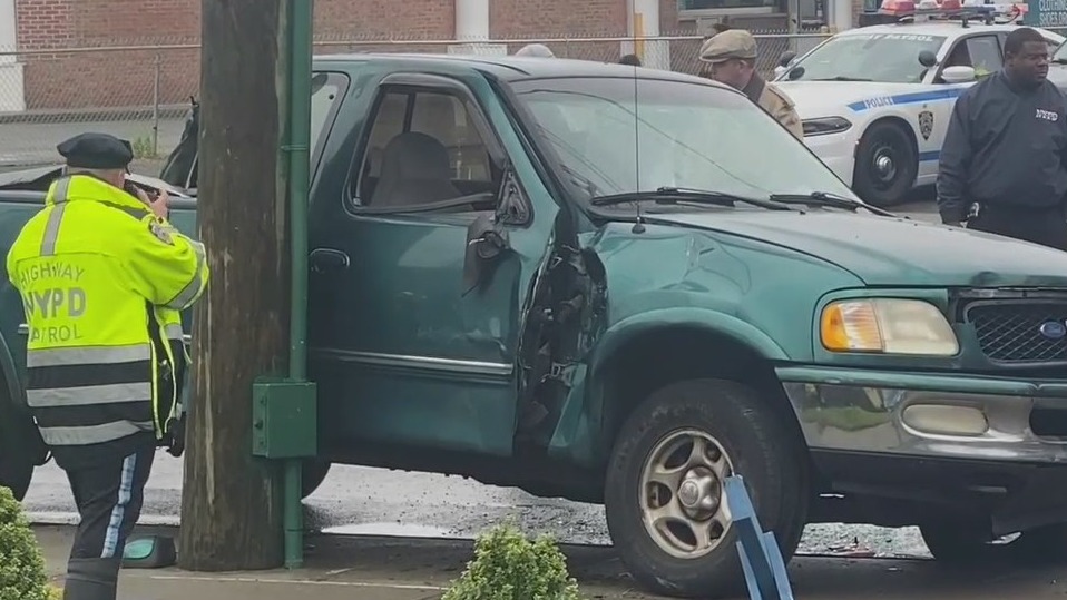 5 NYPD officers struck by car