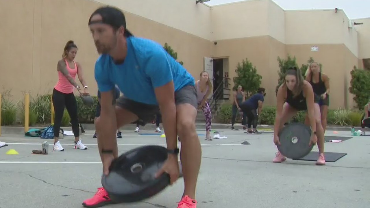 Manhattan Beach gym hosts outdoor fitness classes following second shutdown