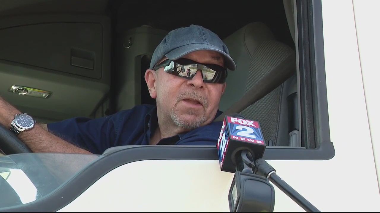 Trucker gridlock as Canadian border patrol agents strike amid negotiations