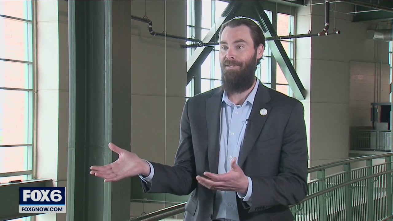 Dillard joins Brewers' TV broadcasts after 18 seasons as player