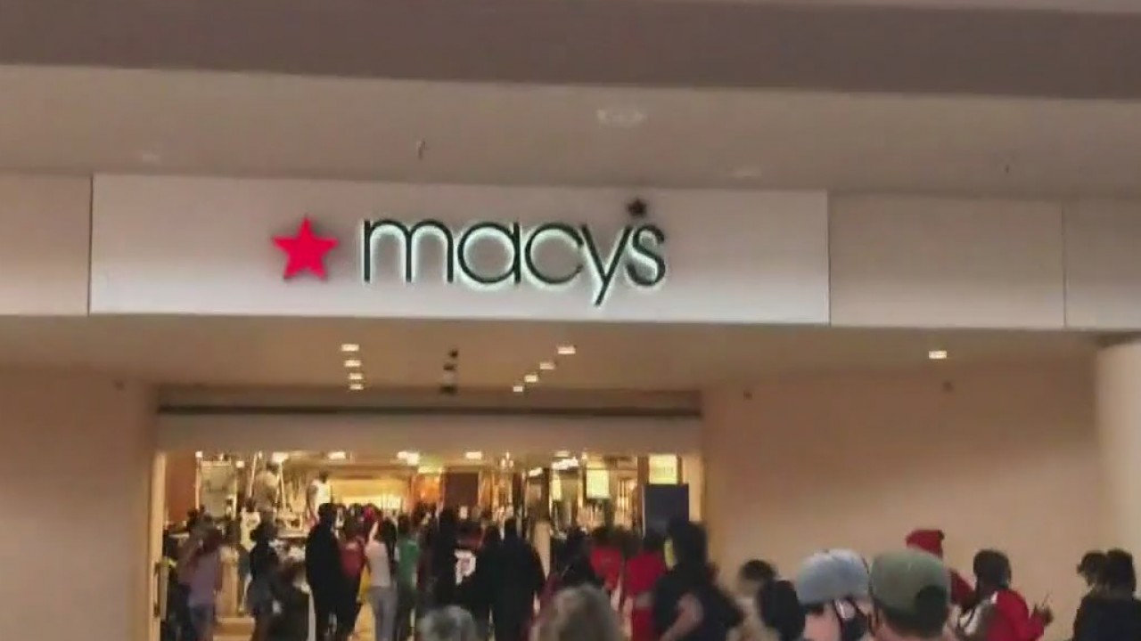 Massive fight breaks out at mall in Lakewood