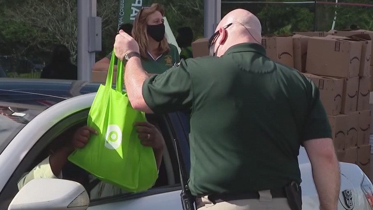 Orange County deputies give away Thanksgiving meals