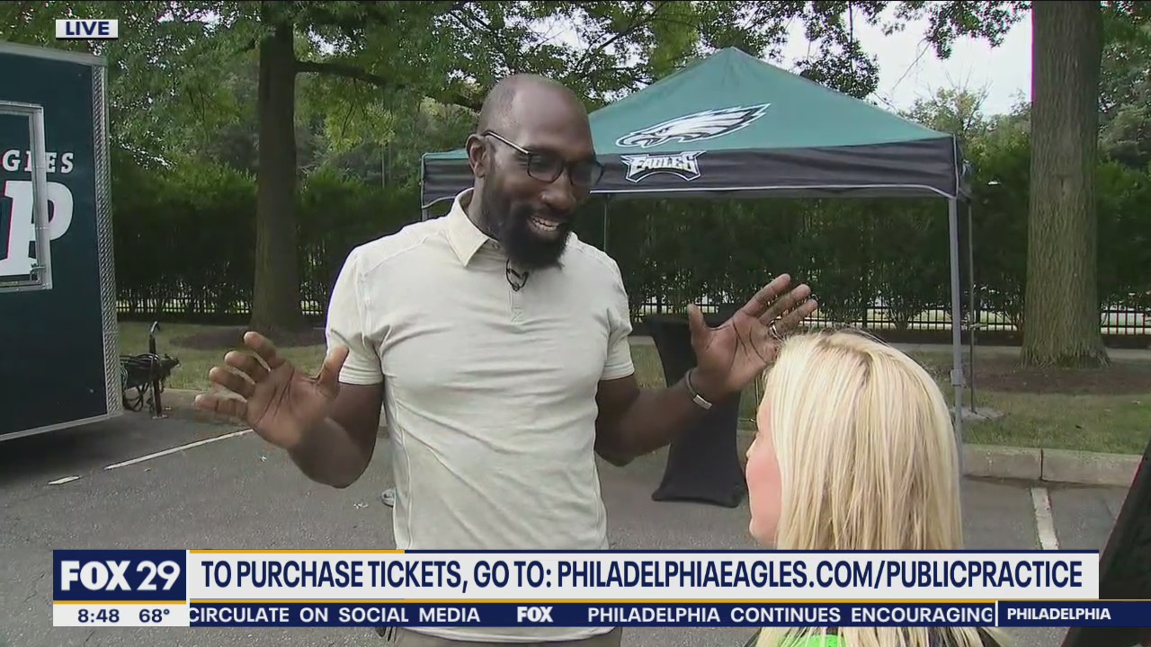 Former Eagles player Ike Reese signs autographs at Eagles Training Camp