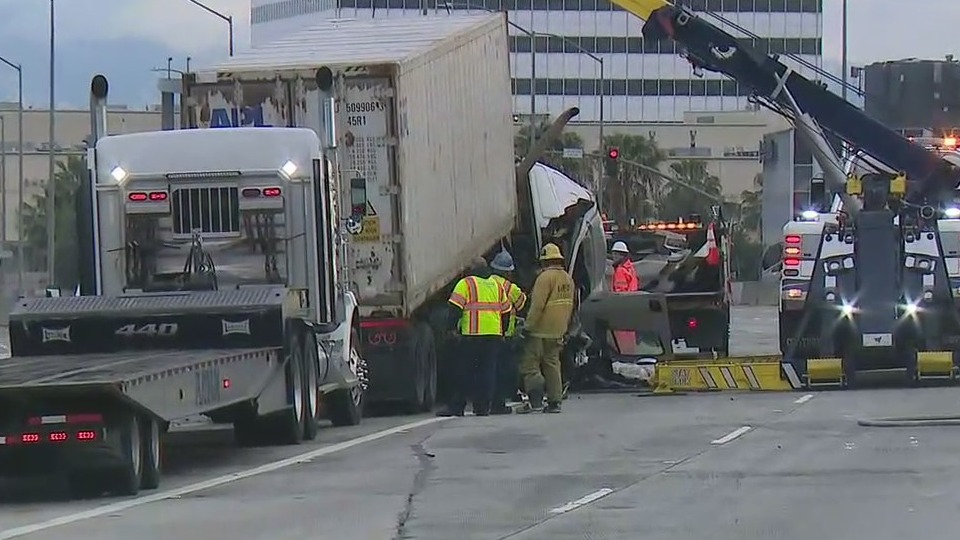 Big rig crash blocks lanes on 405 Freeway