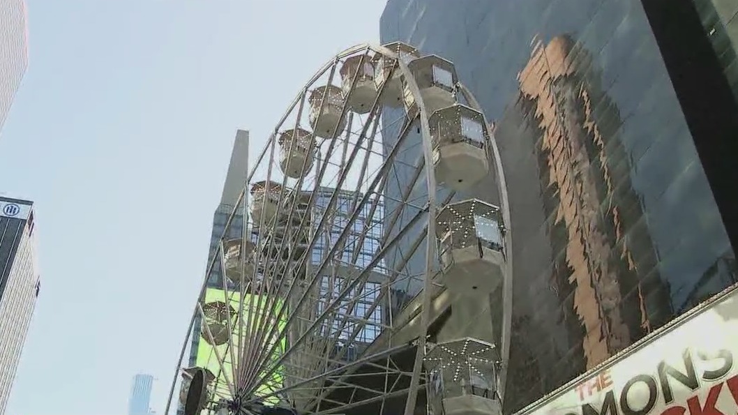 Ferris wheel opens in Times Square