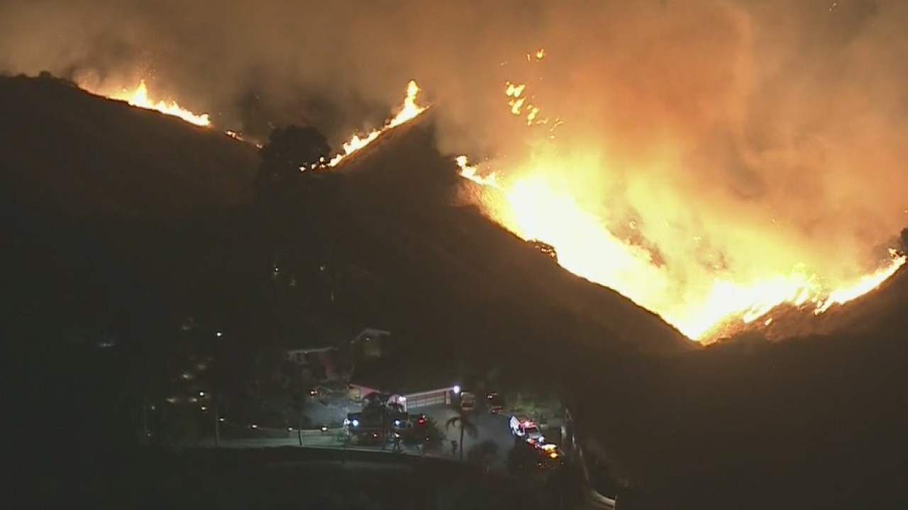 Bruder Fire threatens homes in Redlands