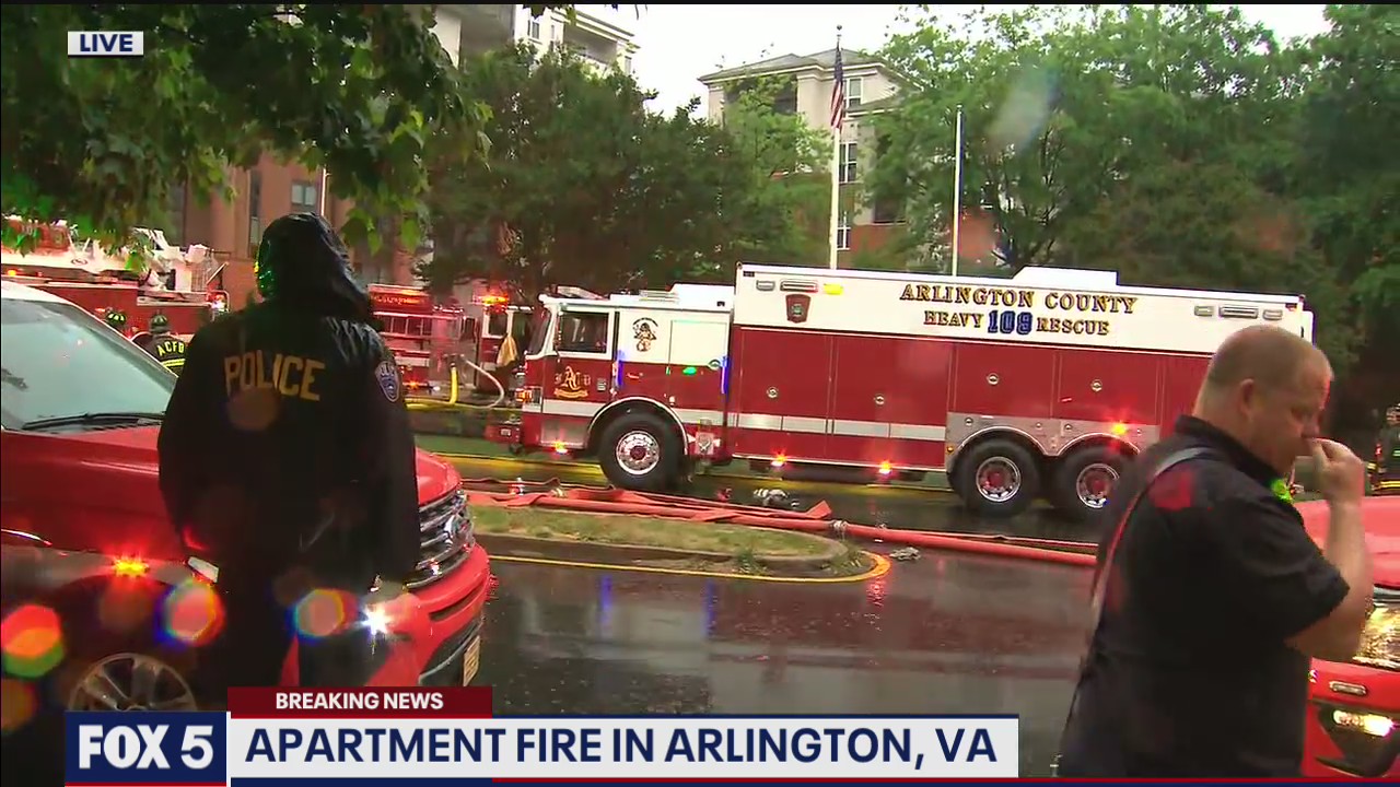 Firefighters battle large blaze at apartment complex in Arlington