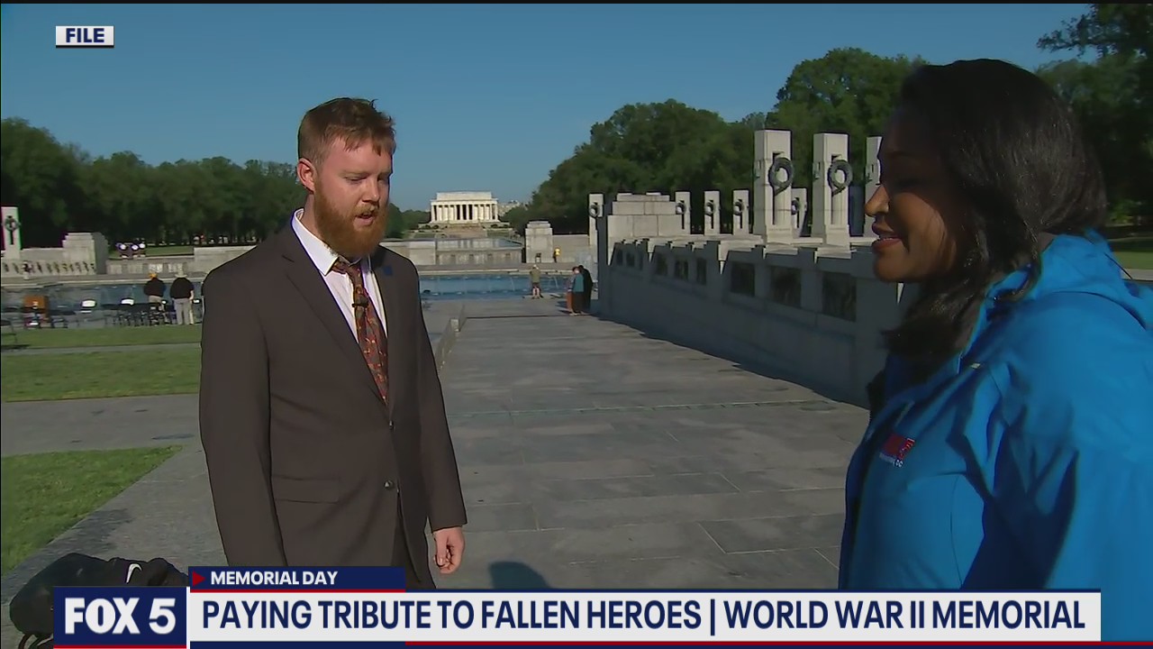 Honors, tributes to fallen on Memorial Day at World War II Memorial