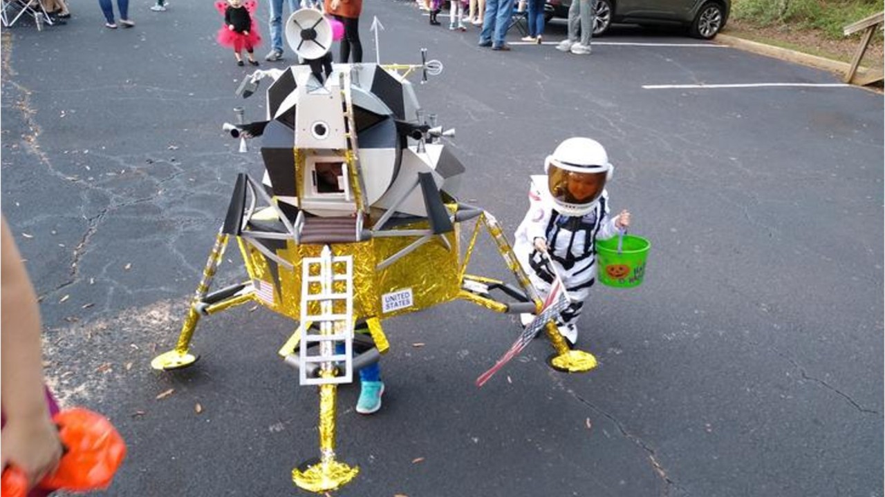 Dad builds epic custom lunar module and astronaut costumes for daughters on Halloween