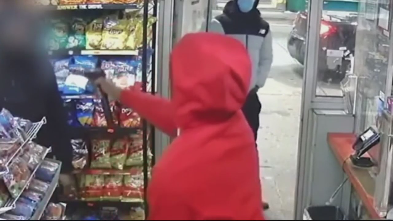 On camera thief steals man's gun, points it at him and flees gas station