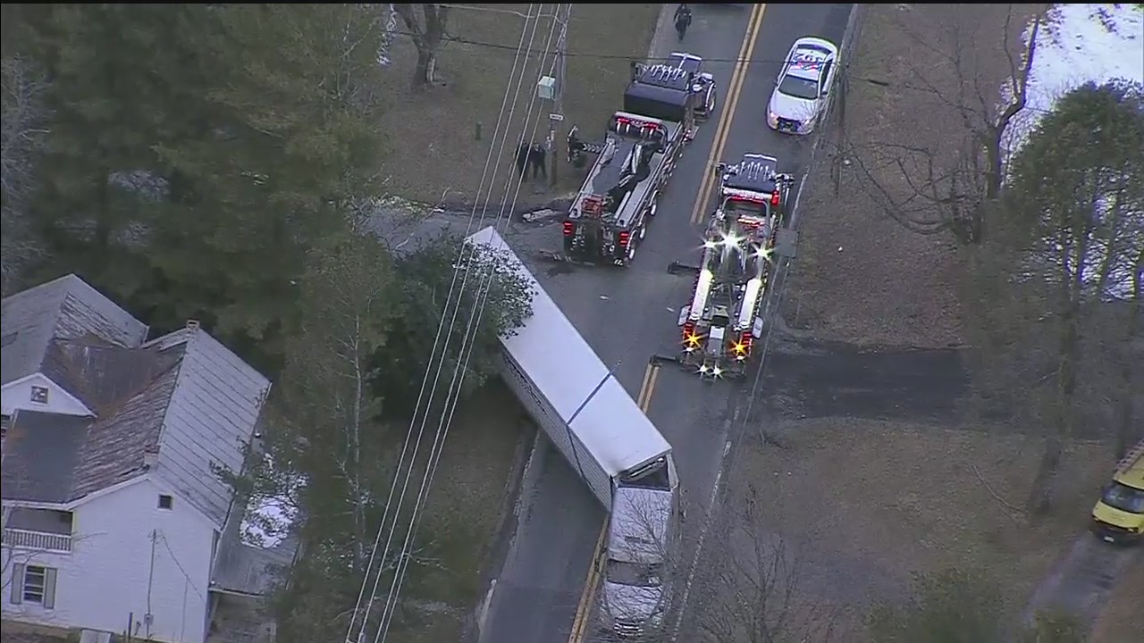 Traffic Alert: Tractor trailer off the road in Damascus area