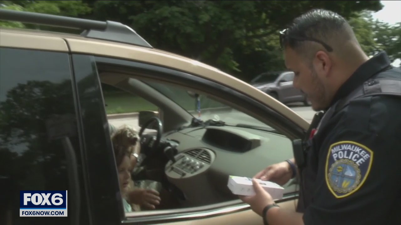 Milwaukee police give away Bluetooth devices, promote safe driving